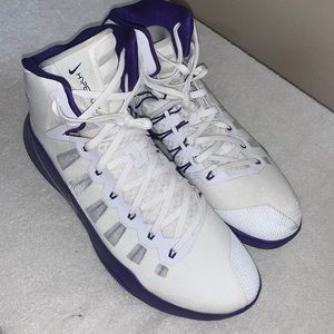 Nike zoom basketball shoe